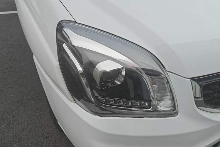Used Kia Sportage 2013 2.0L Manual Two-Wheel Drive GL Trim Right Front Headlight