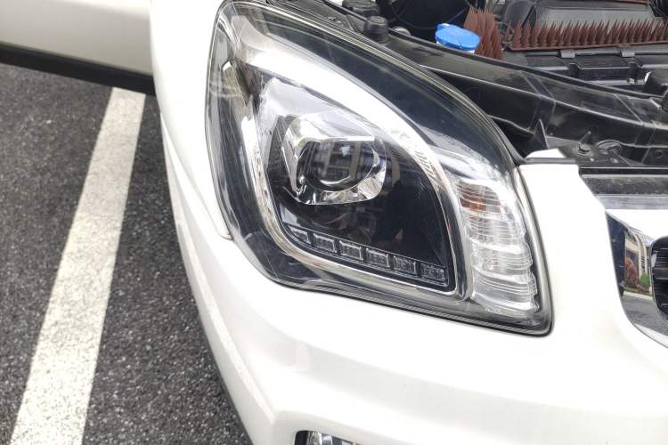 Used Kia Sportage 2013 2.0L Manual Two-Wheel Drive GL Trim Right Front Headlight