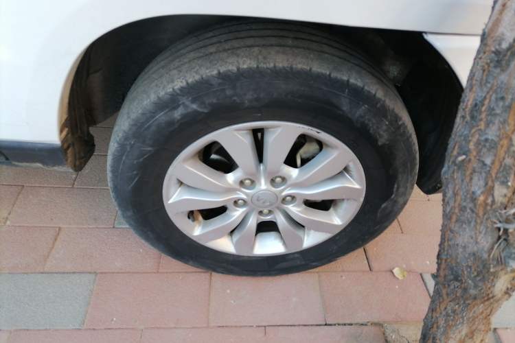 Used Kia Sportage 2013 2.0L Automatic Two-Wheel Drive GL Trim Right Front Wheel Hub