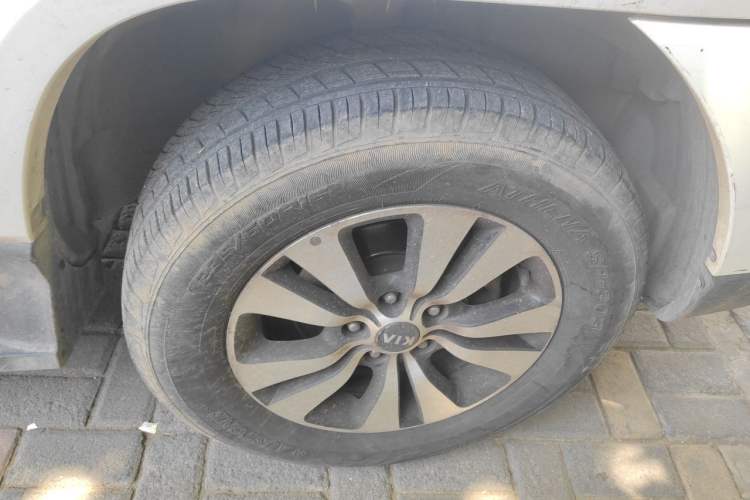 Used Kia Sportage 2013 2.0L Manual Two-Wheel Drive GLS Right Front Wheel Hub