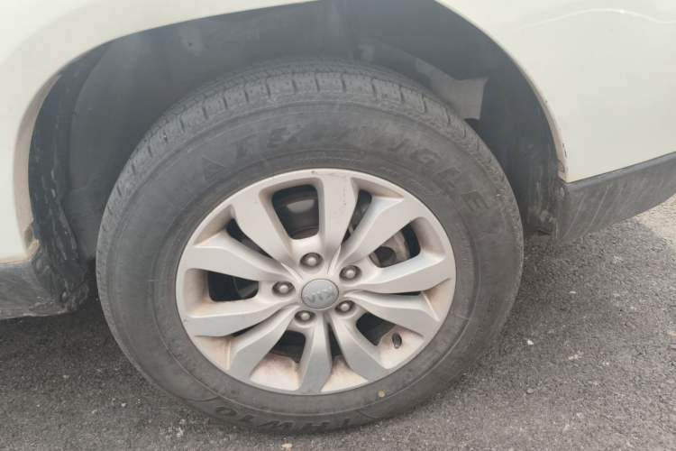Used Kia Sportage 2013 2.0L Manual Two-Wheel Drive GL Trim Right Front Wheel Hub