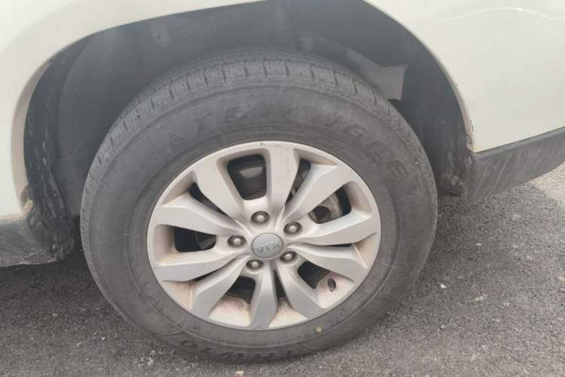 Used Kia Sportage 2013 2.0L Manual Two-Wheel Drive GL Trim Right Front Wheel Hub