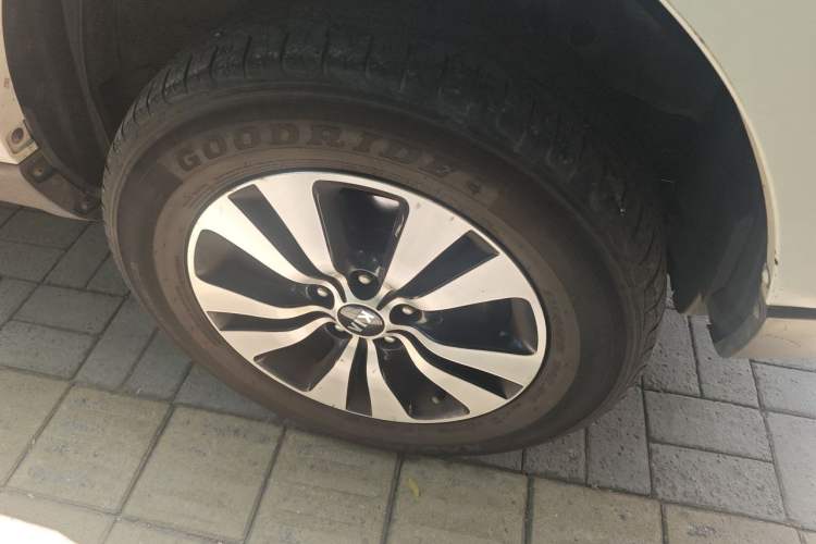 Used Kia Sportage 2013 2.0L Manual Two-Wheel Drive GLS Right Front Wheel Hub