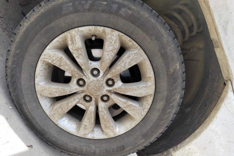 Used Kia Sportage 2013 2.0L Manual Two-Wheel Drive GL Trim Right Front Wheel Hub