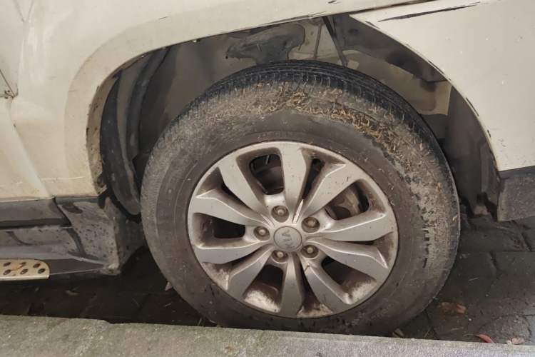 Used Kia Sportage 2013 2.0L Manual Two-Wheel Drive GL Trim Right Front Wheel Hub