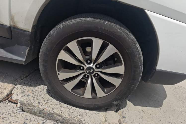Used Kia Sportage 2013 2.0L Automatic Two-Wheel Drive GLS Trim Right Front Wheel Hub