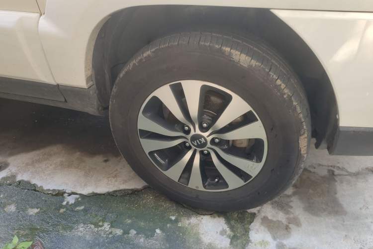 Used Kia Sportage 2013 2.0L Manual Two-Wheel Drive GLS Right Front Wheel Hub