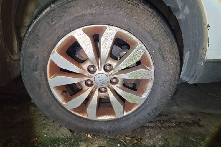 Used Kia Sportage 2013 2.0L Manual Two-Wheel Drive GL Trim Right Front Wheel Hub