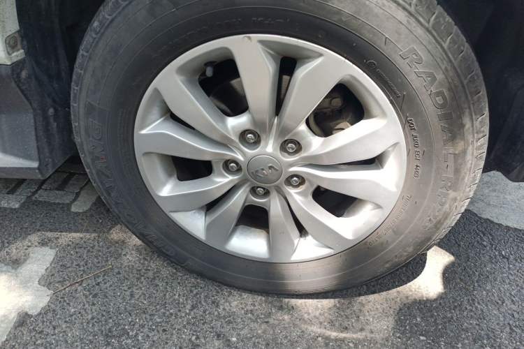 Used Kia Sportage 2013 2.0L Manual Two-Wheel Drive GL Trim Right Front Wheel Hub