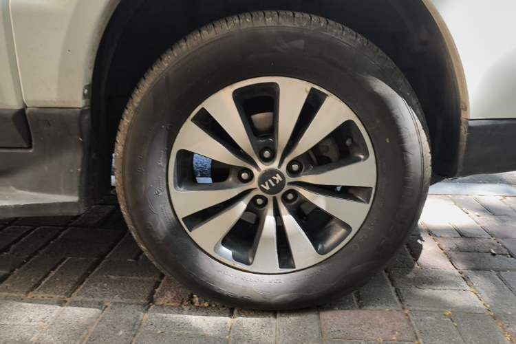 Used Kia Sportage 2013 2.0L Manual Two-Wheel Drive GLS Right Front Wheel Hub