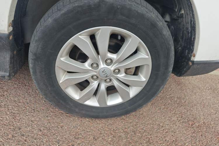 Used Kia Sportage 2013 2.0L Manual Two-Wheel Drive GL Trim Right Front Wheel Hub