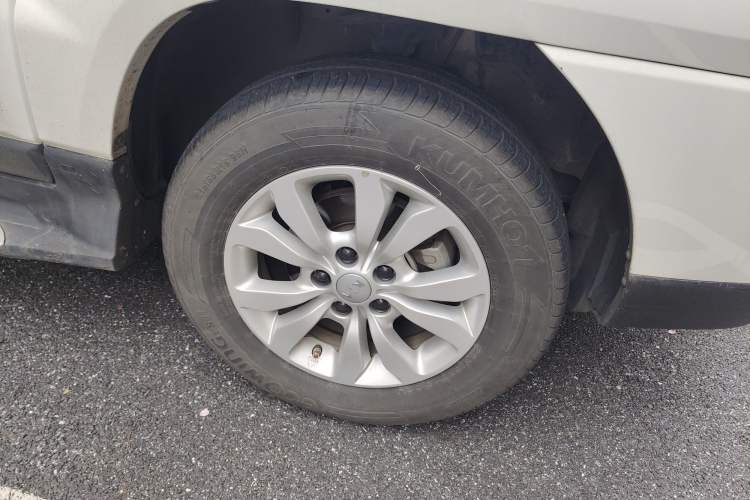 Used Kia Sportage 2013 2.0L Manual Two-Wheel Drive GL Trim Right Front Wheel Hub