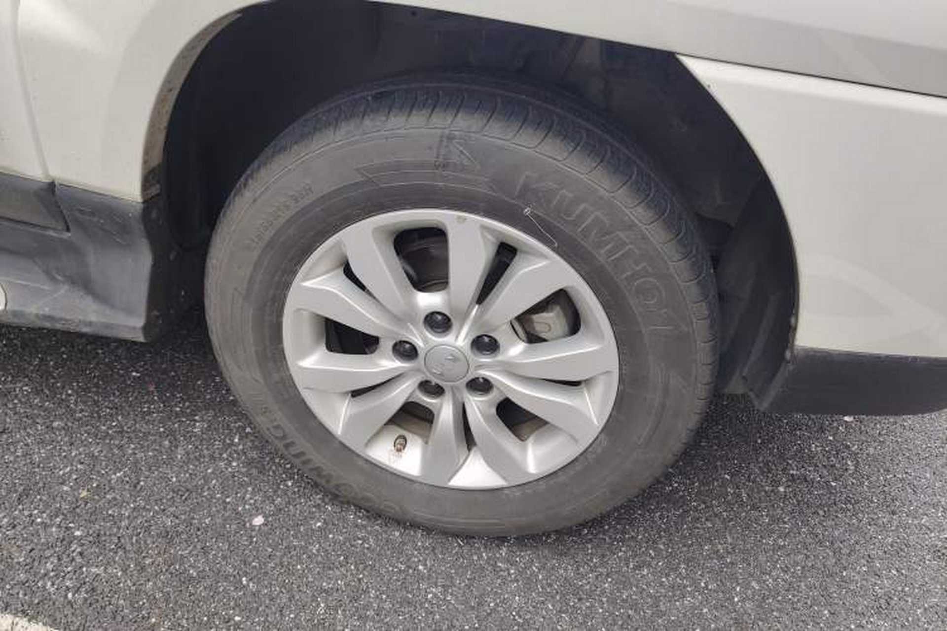Used Kia Sportage 2013 2.0L Manual Two-Wheel Drive GL Trim Right Front Wheel Hub