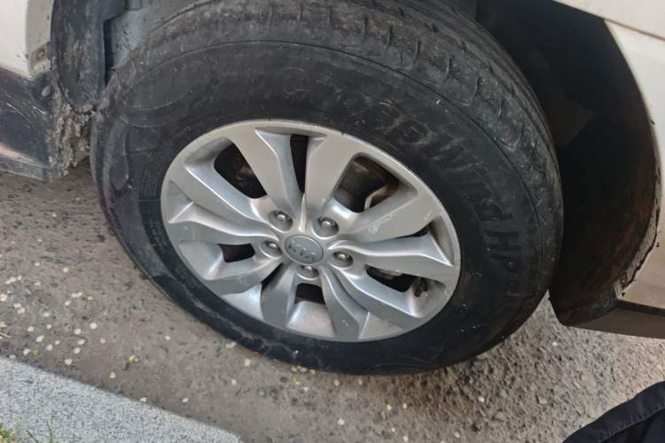 Used Kia Sportage 2013 2.0L Automatic Two-Wheel Drive GL Trim Right Front Wheel Hub
