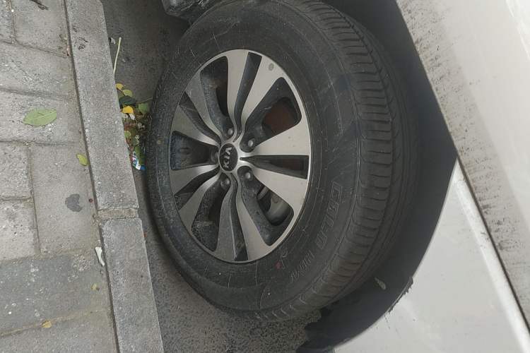 Used Kia Sportage 2013 2.0L Manual Two-Wheel Drive GLS Right Front Wheel Hub