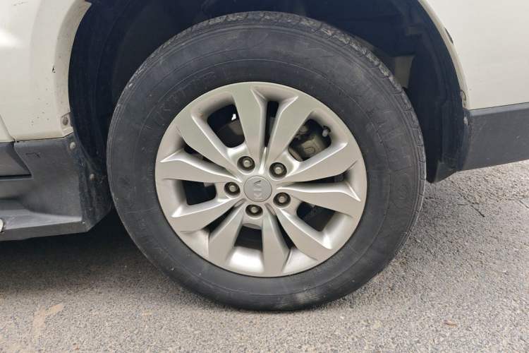Used Kia Sportage 2013 2.0L Manual Two-Wheel Drive GL Trim Right Front Wheel Hub