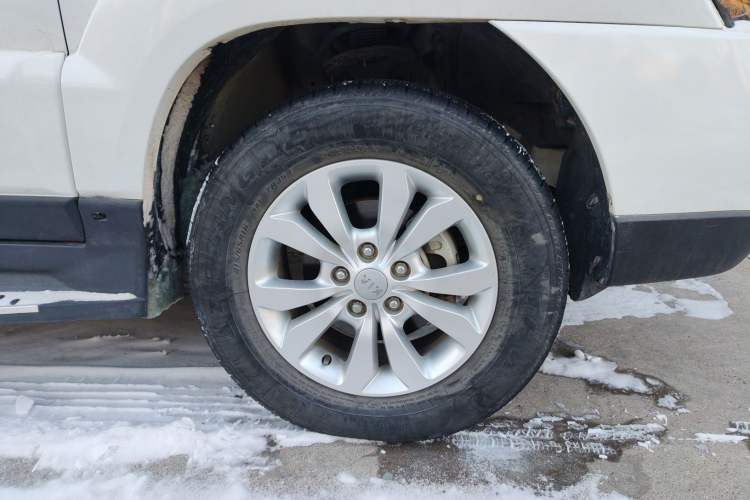 Used Kia Sportage 2013 2.0L Manual Two-Wheel Drive GL Trim Right Front Wheel Hub