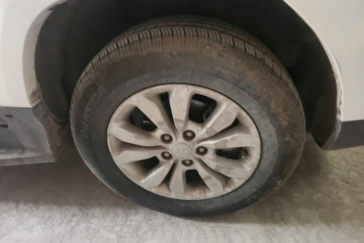 Used Kia Sportage 2013 2.0L Automatic Two-Wheel Drive GL Trim Right Front Wheel Hub