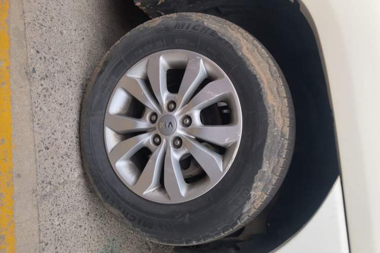 Used Kia Sportage 2013 2.0L Automatic Two-Wheel Drive GL Trim Right Front Wheel Hub