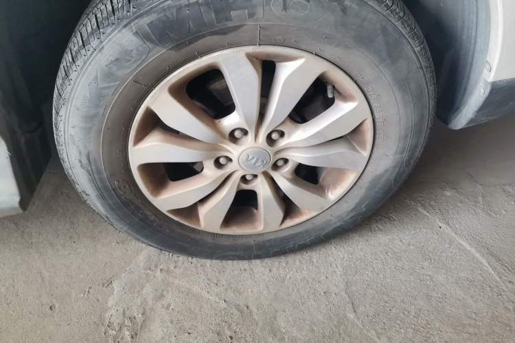 Used Kia Sportage 2013 2.0L Automatic Two-Wheel Drive GL Trim Right Front Wheel Hub