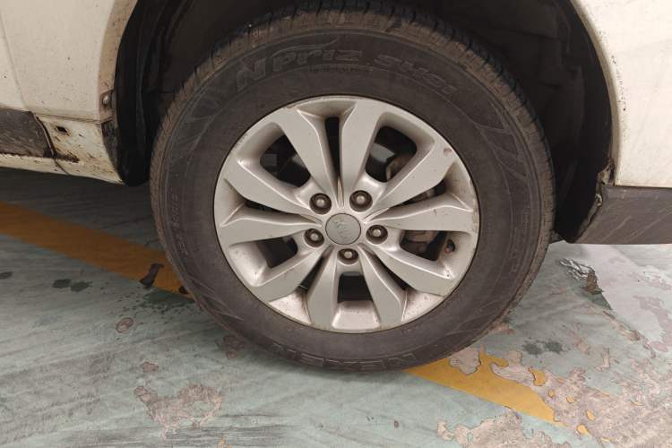 Used Kia Sportage 2013 2.0L Manual Two-Wheel Drive GL Trim Right Front Wheel Hub