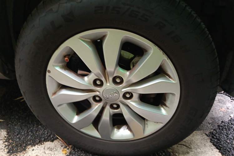 Used Kia Sportage 2013 2.0L Automatic Two-Wheel Drive GL Trim Right Front Wheel Hub