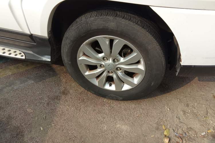 Used Kia Sportage 2013 2.0L Manual Two-Wheel Drive GL Trim Right Front Wheel Hub