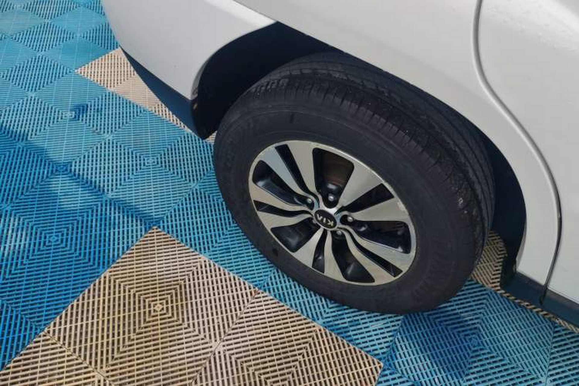 Used Kia Sportage 2013 2.0L Automatic Two-Wheel Drive GLS Trim Right Rear Wheel Hub
