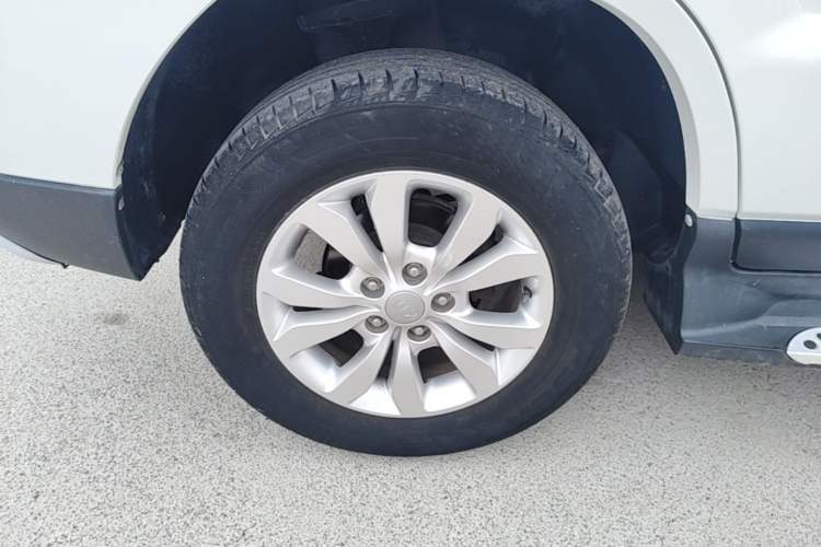 Used Kia Sportage 2013 2.0L Manual Two-Wheel Drive GL Trim Right Rear Wheel Hub