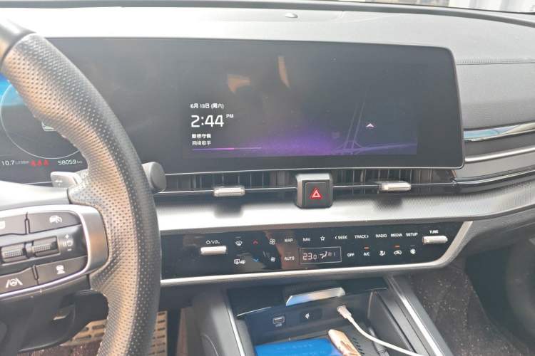 Used Kia Sportage (Chinese Domestic Model) 2023 2.0T Two-Wheel Drive Flagship Edition Audio And AC Panel