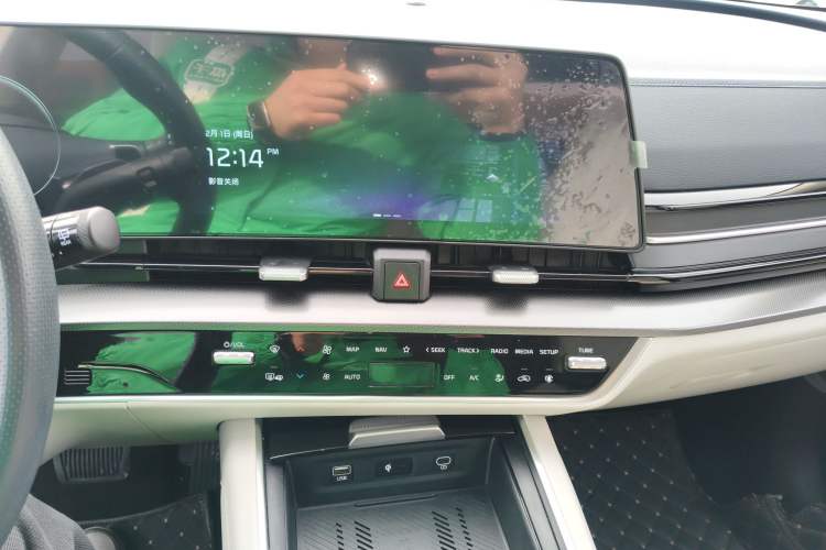 Used Kia Sportage (Chinese Domestic Model) 2023 2.0L HEV Two-Wheel Drive Flagship Edition Audio And AC Panel