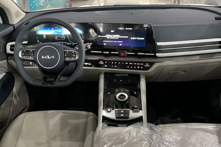 Used Kia Sportage (Chinese Domestic Model) 2023 2.0L HEV Two-Wheel Drive Prestige Edition Center Console
