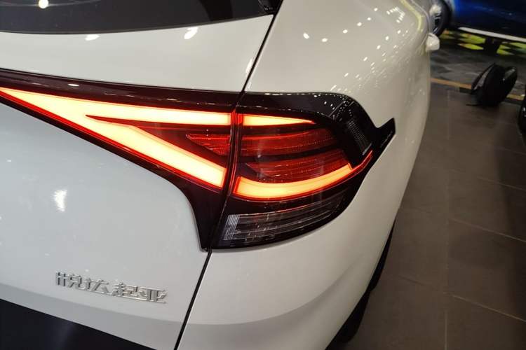 Used Kia Sportage (Chinese Domestic Model) 2023 2.0T Two-Wheel-Drive Prestige Edition Right Rear Taillight