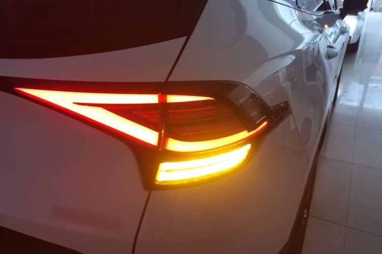 Used Kia Sportage (Chinese Domestic Model) 2023 2.0T Two-Wheel Drive Flagship Edition Right Rear Taillight