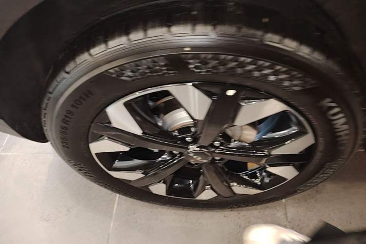 Used Kia Sportage (Chinese Domestic Model) 2023 2.0T Two-Wheel-Drive Prestige Edition Right Rear Wheel Hub