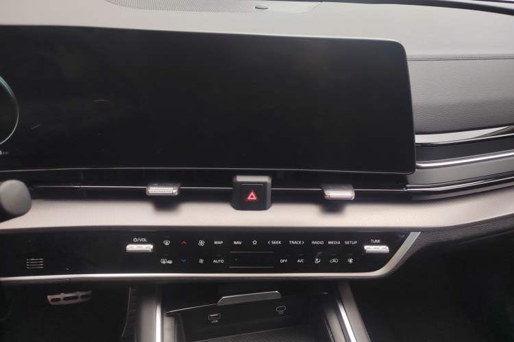 Used Kia Sportage (Chinese Domestic Model) 2025 2.0T Two-Wheel Drive Prestige Smart Edition Audio And AC Panel
