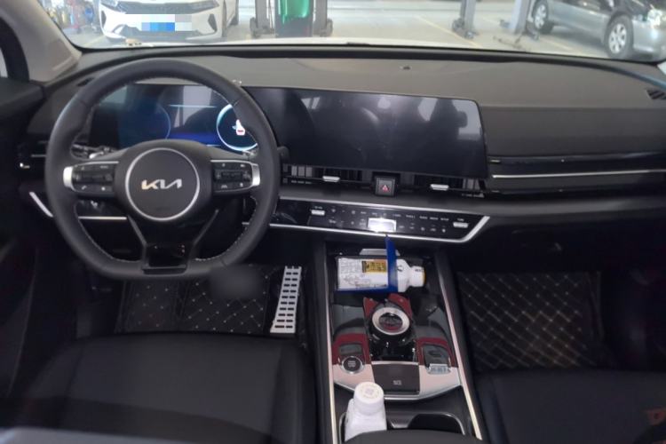 Used Kia Sportage (Chinese Domestic Model) 2025 2.0T Two-Wheel-Drive Prestige Edition Center Console
