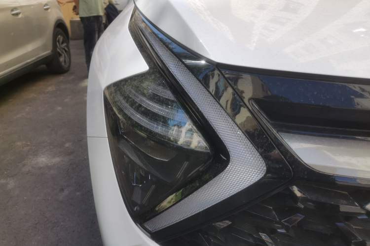 Used Kia Sportage (Chinese Domestic Model) 2025 2.0T Two-Wheel-Drive Prestige Edition Right Front Headlight