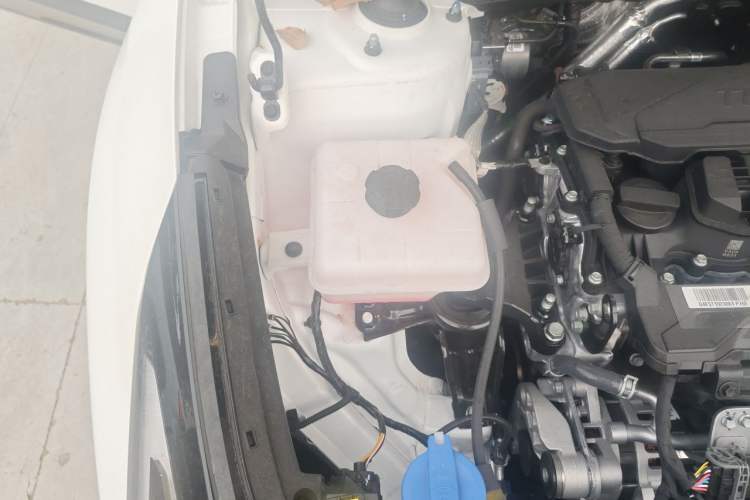 Used Kia Sportage (Chinese Domestic Model) 2026 Model 1.5T Two-Wheel Drive Prestige Edition Engine Bay Right