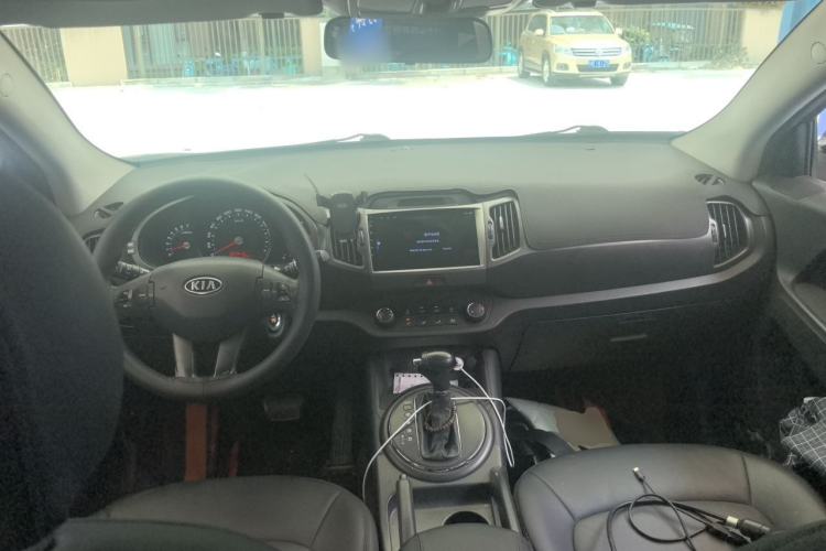 Used Kia Sportage R 2011 2.0L Automatic Two-Wheel Drive GL Center Console