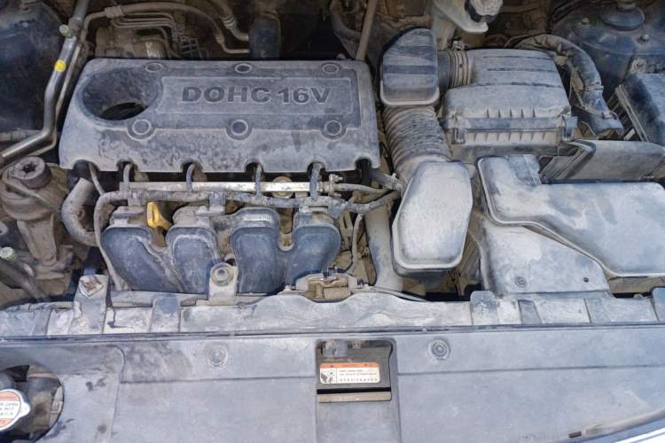 Used Kia Sportage R 2011 2.0L Manual Two-Wheel-Drive GLS Engine Bay