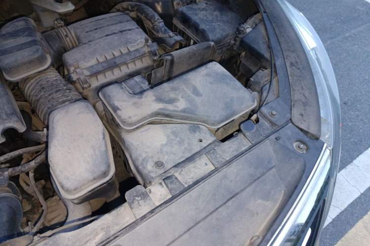 Used Kia Sportage R 2011 2.0L Manual Two-Wheel-Drive GLS Engine Bay Left