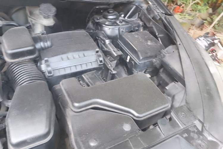 Used Kia Sportage R 2011 2.0L Automatic Two-Wheel Drive GL Engine Bay Left