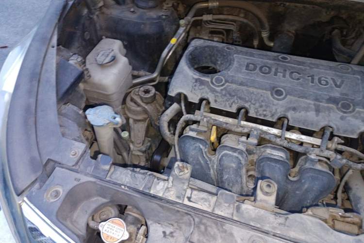 Used Kia Sportage R 2011 2.0L Manual Two-Wheel-Drive GLS Engine Bay Right