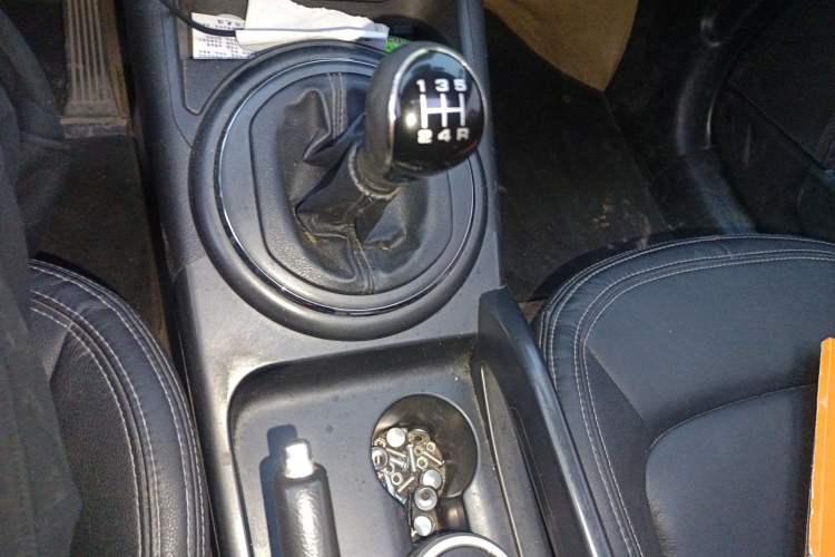 Used Kia Sportage R 2011 2.0L Manual Two-Wheel-Drive GLS Gear Lever