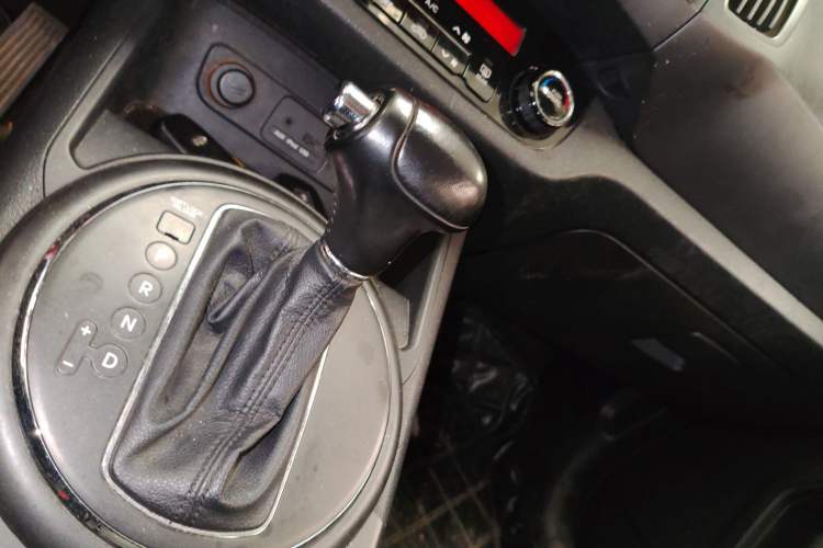 Used Kia Sportage R 2011 2.0L Automatic Two-Wheel Drive GLS Gear Lever