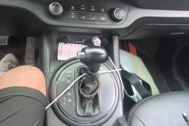 Used Kia Sportage R 2011 2.0L Automatic Two-Wheel Drive GL Gear Lever