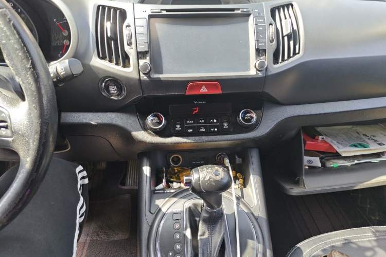 Used Kia Sportage R 2011 2.0L Automatic Two-Wheel Drive GLS Audio And AC Panel