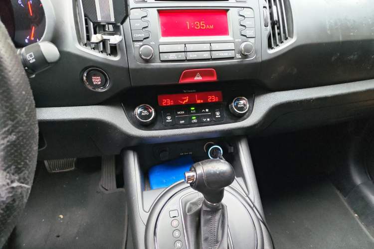 Used Kia Sportage R 2011 2.0L Automatic Two-Wheel Drive Premium Edition Audio And AC Panel