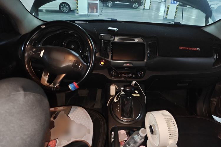 Used Kia Sportage R 2011 2.0L Automatic Two-Wheel Drive GLS Center Console